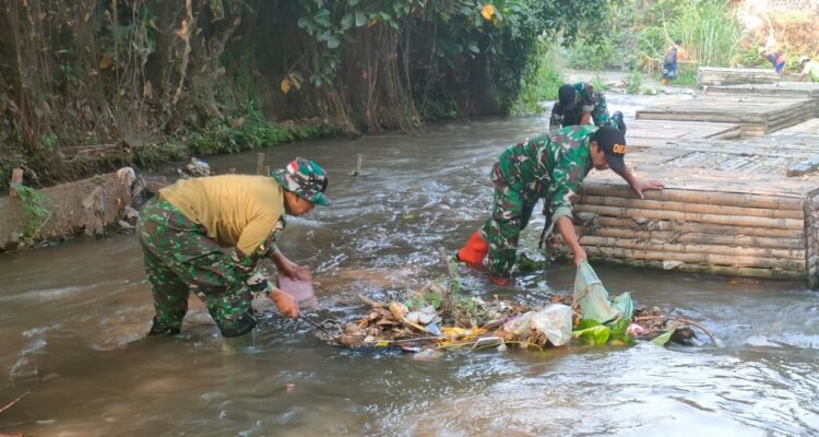 IMG-20260920-WA0024 Sungai Kauman Penuh Sampah, Koramil Klojen dan Warga Turun Tangan