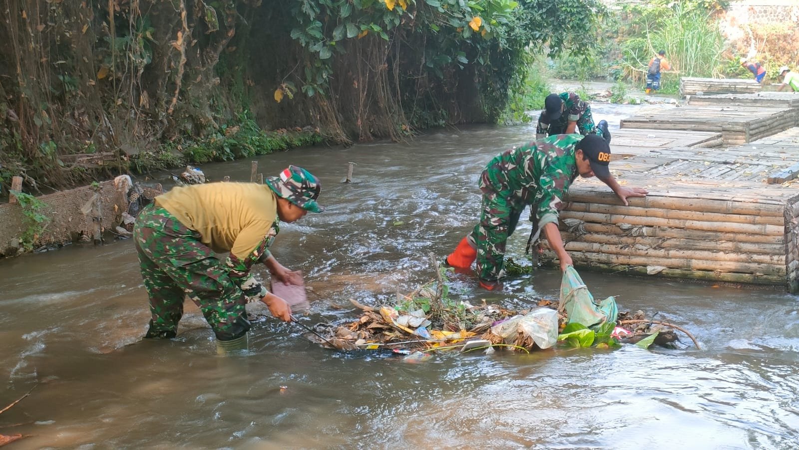 Sungai Kauman Penuh Sampah, Koramil Klojen dan Warga Turun Tangan