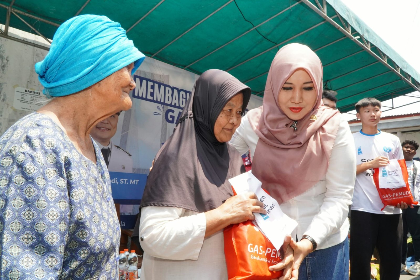 Gandeng GAS Pemuda, Lia Istifhama Bagikan 200 Paket Sembako untuk Warga Kutisari
