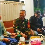 Babinsa Bakalkrajan Patroli Malam, Ajak Warga Aktif Jaga Keamanan Lingkungan