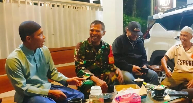 Babinsa Bakalkrajan Patroli Malam, Ajak Warga Aktif Jaga Keamanan Lingkungan