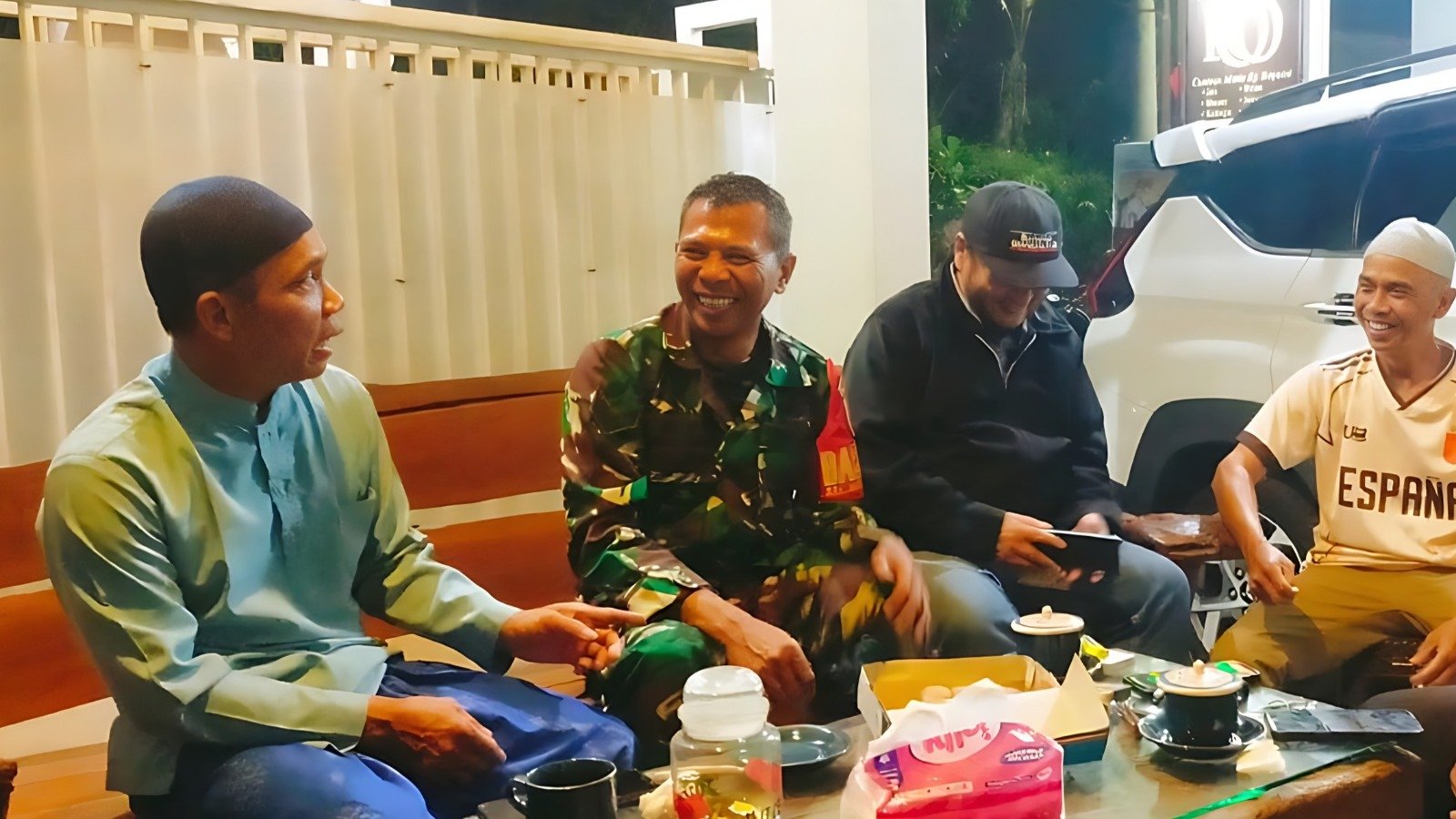 Babinsa Bakalkrajan Patroli Malam, Ajak Warga Aktif Jaga Keamanan Lingkungan