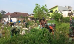 Kompak Bersihkan TPU, Koramil Blimbing dan Warga Sambut HUT ke-81 TNI