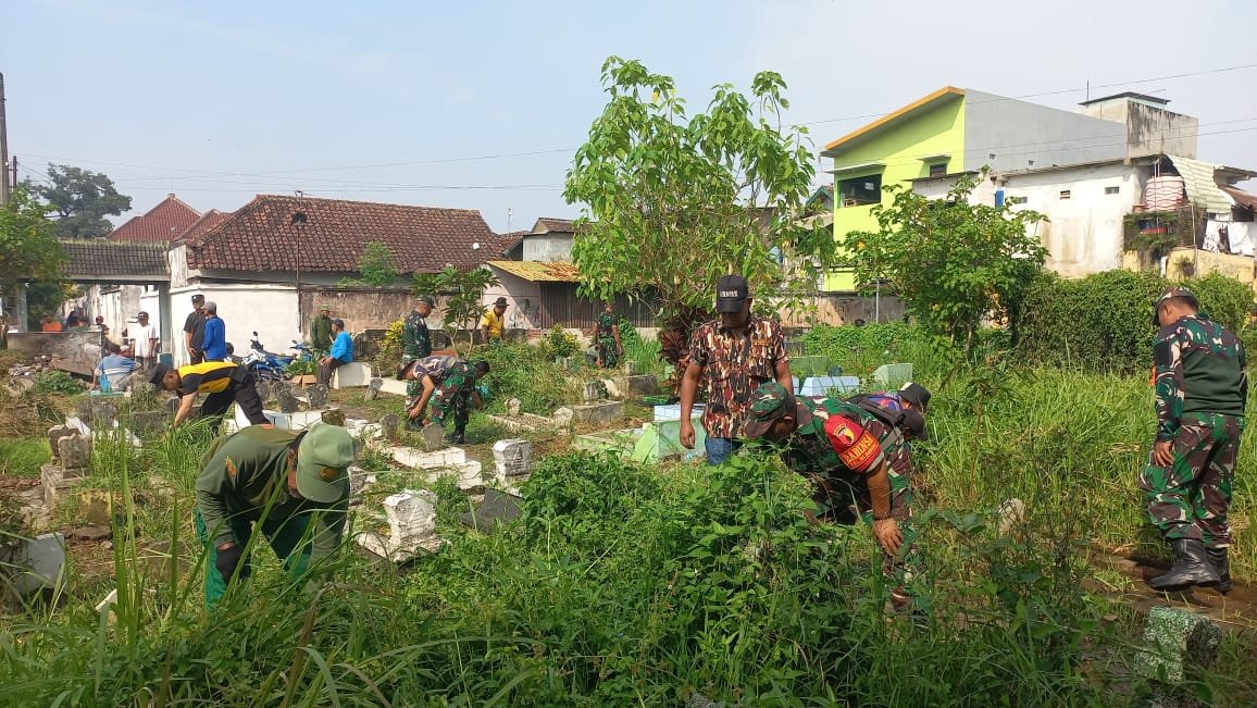 Kompak Bersihkan TPU, Koramil Blimbing dan Warga Sambut HUT ke-81 TNI