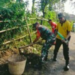 Babinsa Kedungkandang dan Warga Kompak Bersihkan Lingkungan