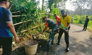 Babinsa Kedungkandang dan Warga Kompak Bersihkan Lingkungan