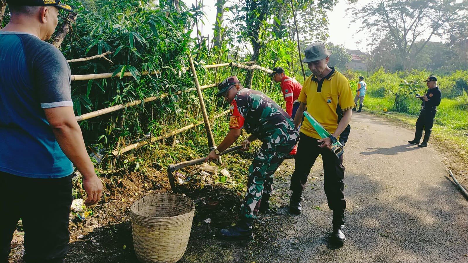 Babinsa Kedungkandang dan Warga Kompak Bersihkan Lingkungan