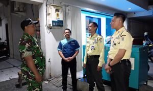 Patroli Malam Babinsa Klojen, Sertu Gunawan Ajak Satpam Perkuat Kewaspadaan