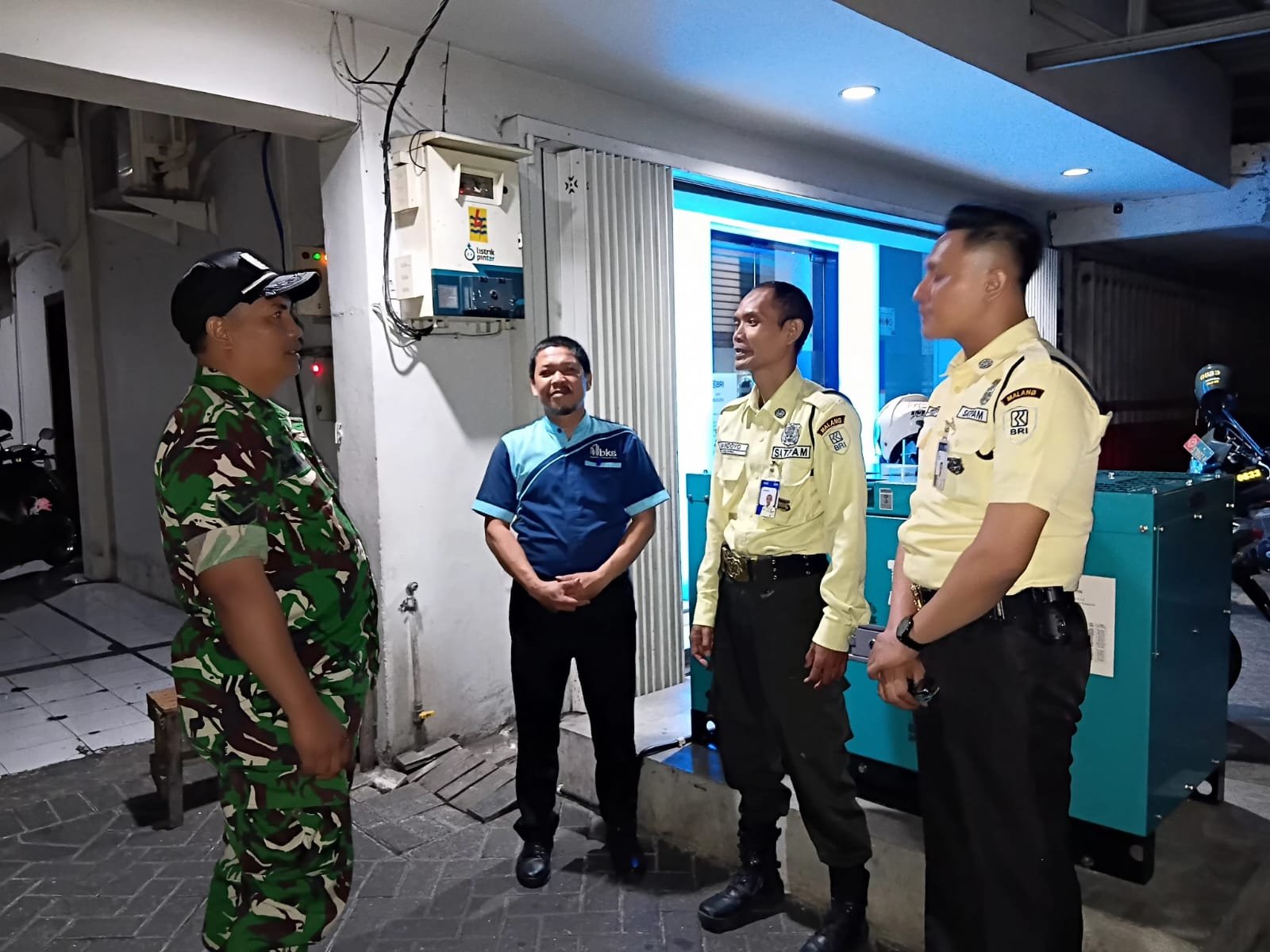 Patroli Malam Babinsa Klojen, Sertu Gunawan Ajak Satpam Perkuat Kewaspadaan