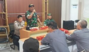 Babinsa Klojen Bekali Satlinmas, Perkuat Peran Jaga Keamanan Wilayah