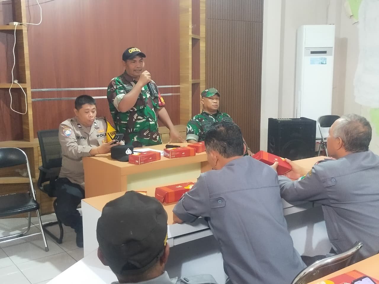 Babinsa Klojen Bekali Satlinmas, Perkuat Peran Jaga Keamanan Wilayah