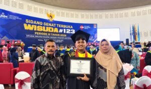 Anak Kangean Taklukkan Jarak, Rizal Lulus Jadi Wisudawan Terbaik UMM dengan IPK 3,96.