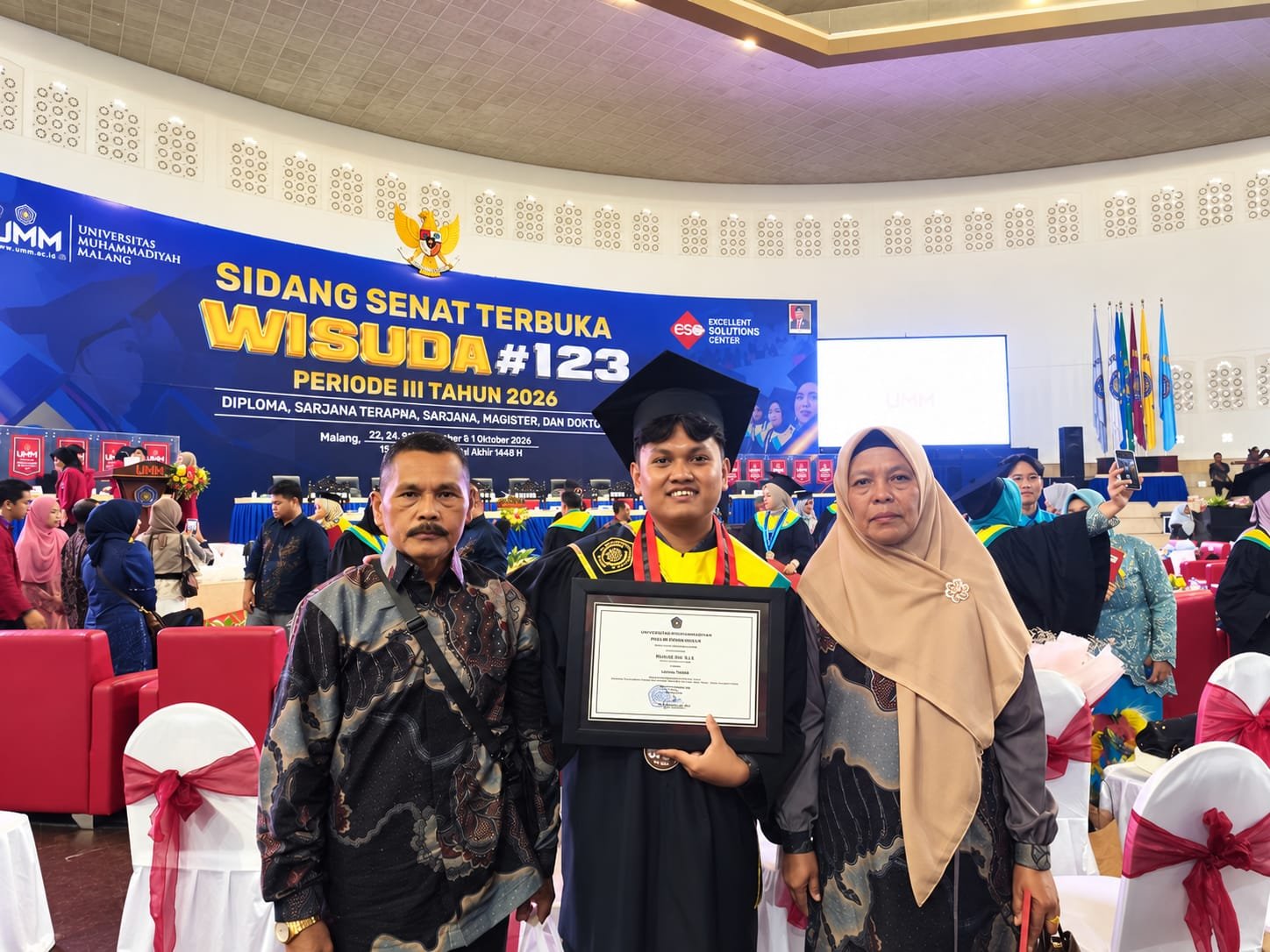 Anak Kangean Taklukkan Jarak, Rizal Lulus Jadi Wisudawan Terbaik UMM dengan IPK 3,96.