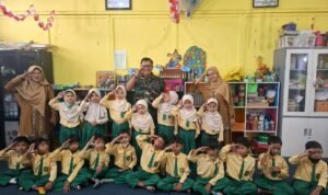 Babinsa Madyopuro Masuk Kelas, Kenalkan Profesi TNI dan Tanamkan Cinta Tanah Air Sejak Dini