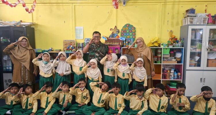 Babinsa Madyopuro Masuk Kelas, Kenalkan Profesi TNI dan Tanamkan Cinta Tanah Air Sejak Dini