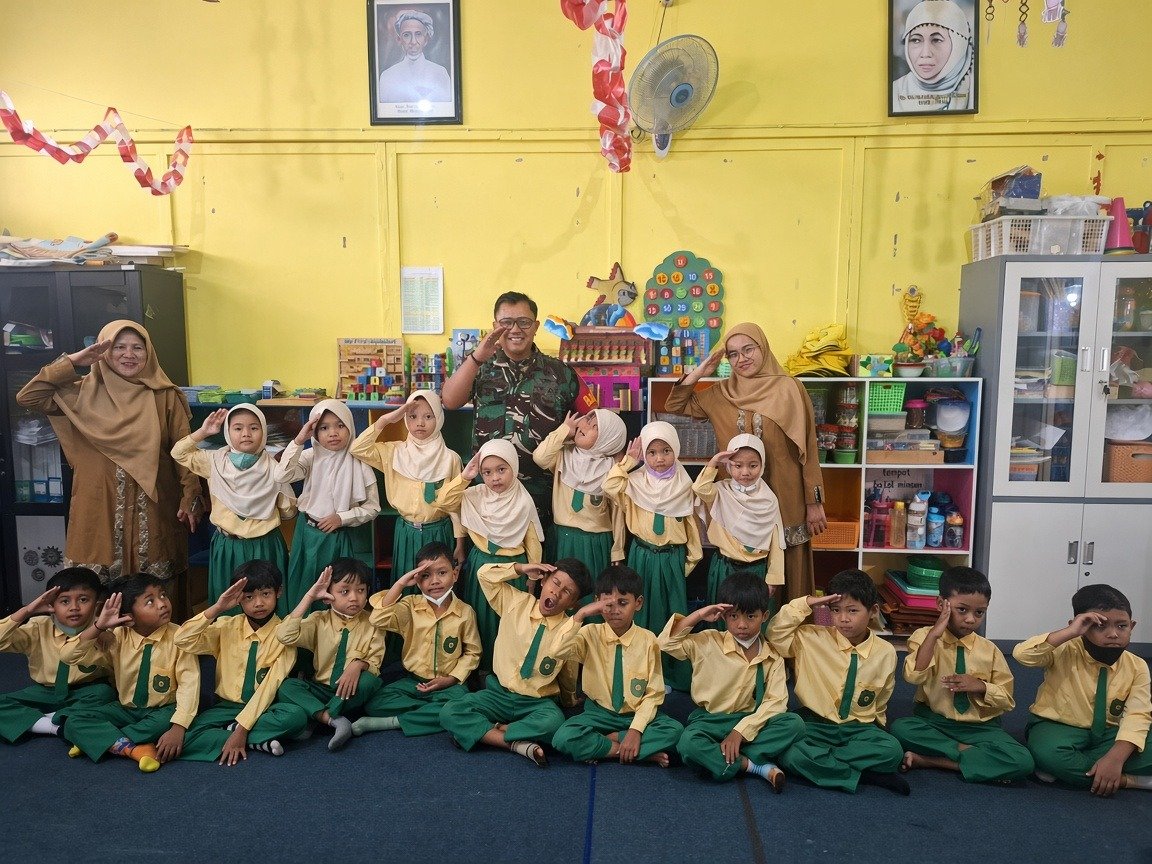 Babinsa Madyopuro Masuk Kelas, Kenalkan Profesi TNI dan Tanamkan Cinta Tanah Air Sejak Dini