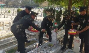 HUT ke-81 TNI, Kodim 0833 Kota Malang Tabur Bunga di TMP Untung Suropati