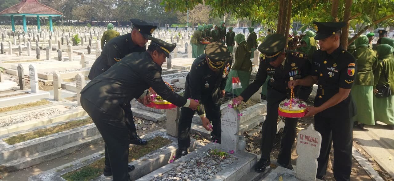 HUT ke-81 TNI, Kodim 0833 Kota Malang Tabur Bunga di TMP Untung Suropati