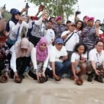 Ning Lia Lepas Tukik di Tanjung Penyu, Ayo, Lautan Menunggumu