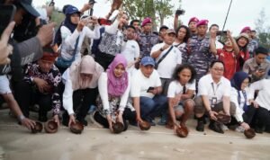 Ning Lia Lepas Tukik di Tanjung Penyu, Ayo, Lautan Menunggumu