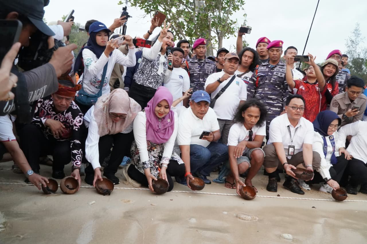 Ning Lia Lepas Tukik di Tanjung Penyu, Ayo, Lautan Menunggumu