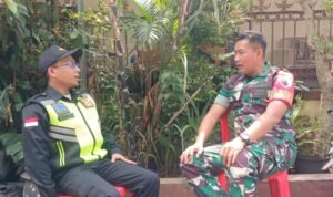 Babinsa Karangbesuki Perkuat Kedekatan Warga Lewat Anjangsana