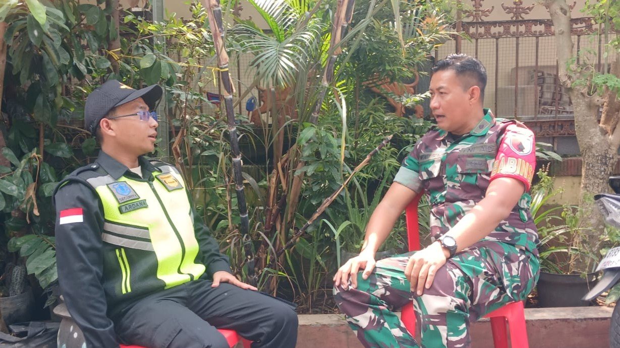 Babinsa Karangbesuki Perkuat Kedekatan Warga Lewat Anjangsana
