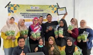 Polinema Dorong Ketahanan Pangan Keluarga, Warga Watugede Dilatih Budidaya Hidroponik