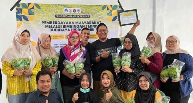 Polinema Dorong Ketahanan Pangan Keluarga, Warga Watugede Dilatih Budidaya Hidroponik