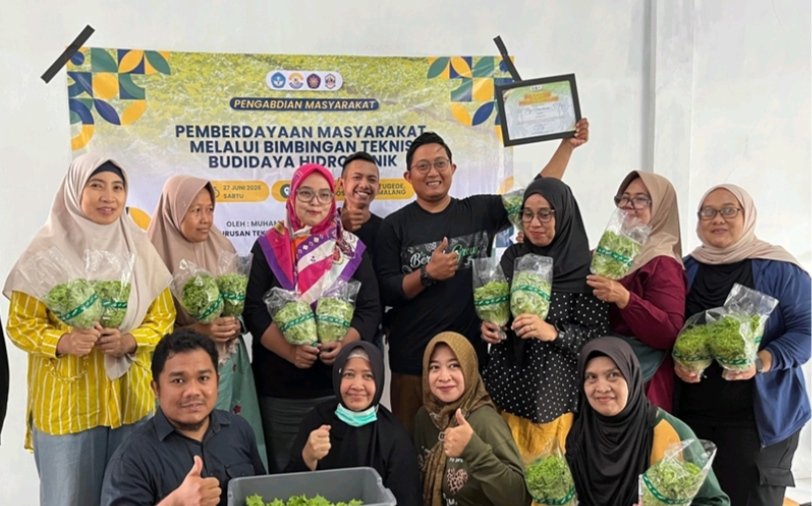 Polinema Dorong Ketahanan Pangan Keluarga, Warga Watugede Dilatih Budidaya Hidroponik