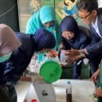 Limbah Dapur Tak Lagi Jadi Sampah, Polinema Ajari Aisyiyah Malang Bikin Pupuk Organik Cair