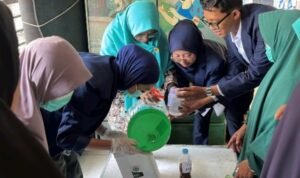 Limbah Dapur Tak Lagi Jadi Sampah, Polinema Ajari Aisyiyah Malang Bikin Pupuk Organik Cair