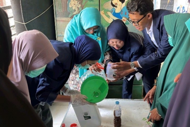 Limbah Dapur Tak Lagi Jadi Sampah, Polinema Ajari Aisyiyah Malang Bikin Pupuk Organik Cair