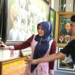 Lia Istifhama Menangkan Lukisan Hasyim Asy’ari, Posko EMILIA Jadi Rumah Jurnalis Muktamar NU