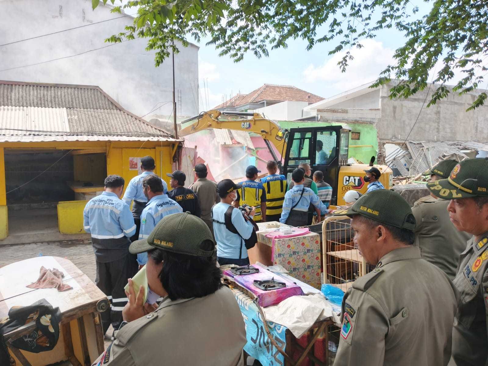 Pemkot Malang Bongkar 13 Warung Karaoke Liar, Lahan 5 Hektare Dikembalikan Jadi RTH
