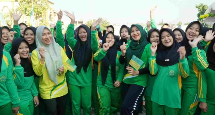 Santri Berebut Foto, Ning Lia Apresiasi Al-Fatimah di Harlah ke-20