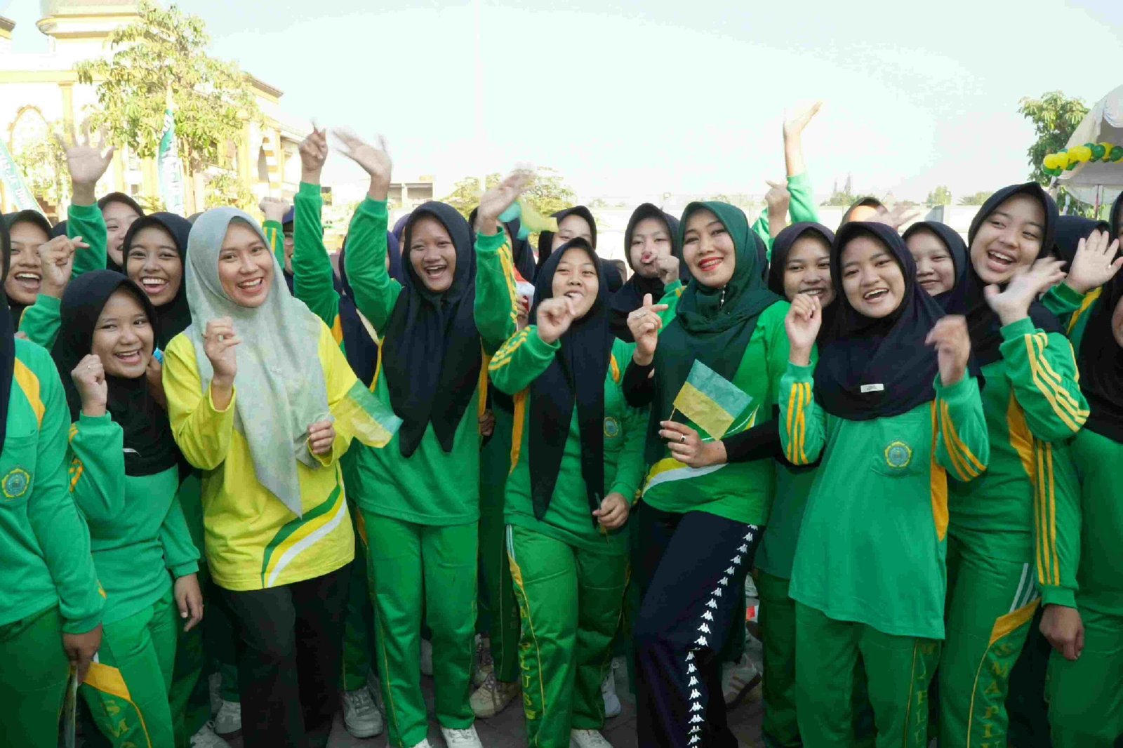 Santri Berebut Foto, Ning Lia Apresiasi Al-Fatimah di Harlah ke-20