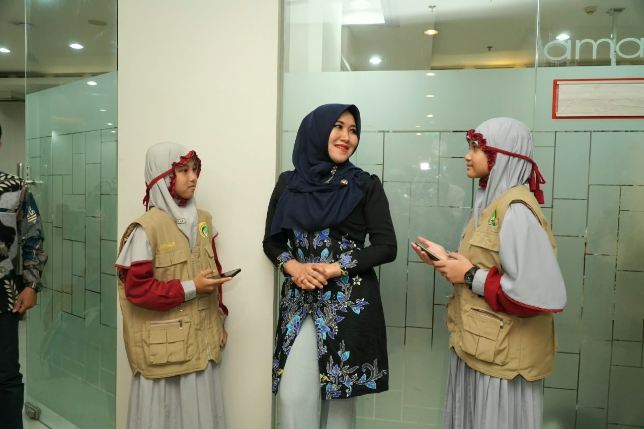 Tiga Jurnalis Cilik “Serbu” Ning Lia, Pertanyaan Polos Bikin Senator Tersenyum