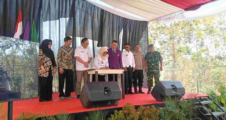 penandatanganan prasasti UNITRI Resmikan Kampus 3, Fakultas Pertanian Kini Menyatu dengan Lahan Praktik 13 Hektare