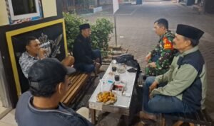 IMG-20261002-WA0013 Babinsa Tunggulwulung Gelar Komsos Malam Bersama Tokoh Masyarakat