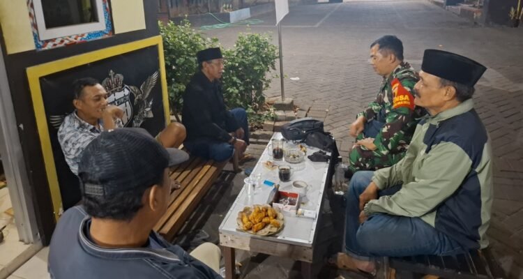 Babinsa Tunggulwulung Gelar Komsos Malam Bersama Tokoh Masyarakat