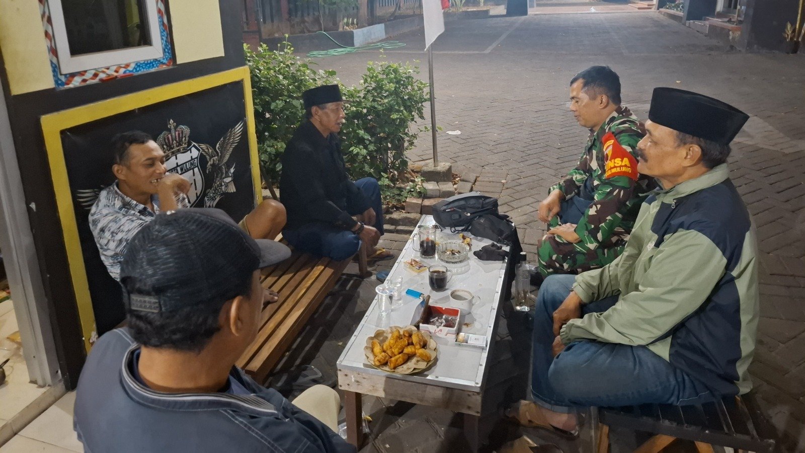 Babinsa Tunggulwulung Gelar Komsos Malam Bersama Tokoh Masyarakat