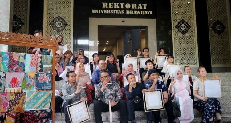 IMG-20261002-WA0052 UB Dorong Regenerasi Batik Tulis, Ratusan Mahasiswa Belajar Membatik di Hari Batik Nasional