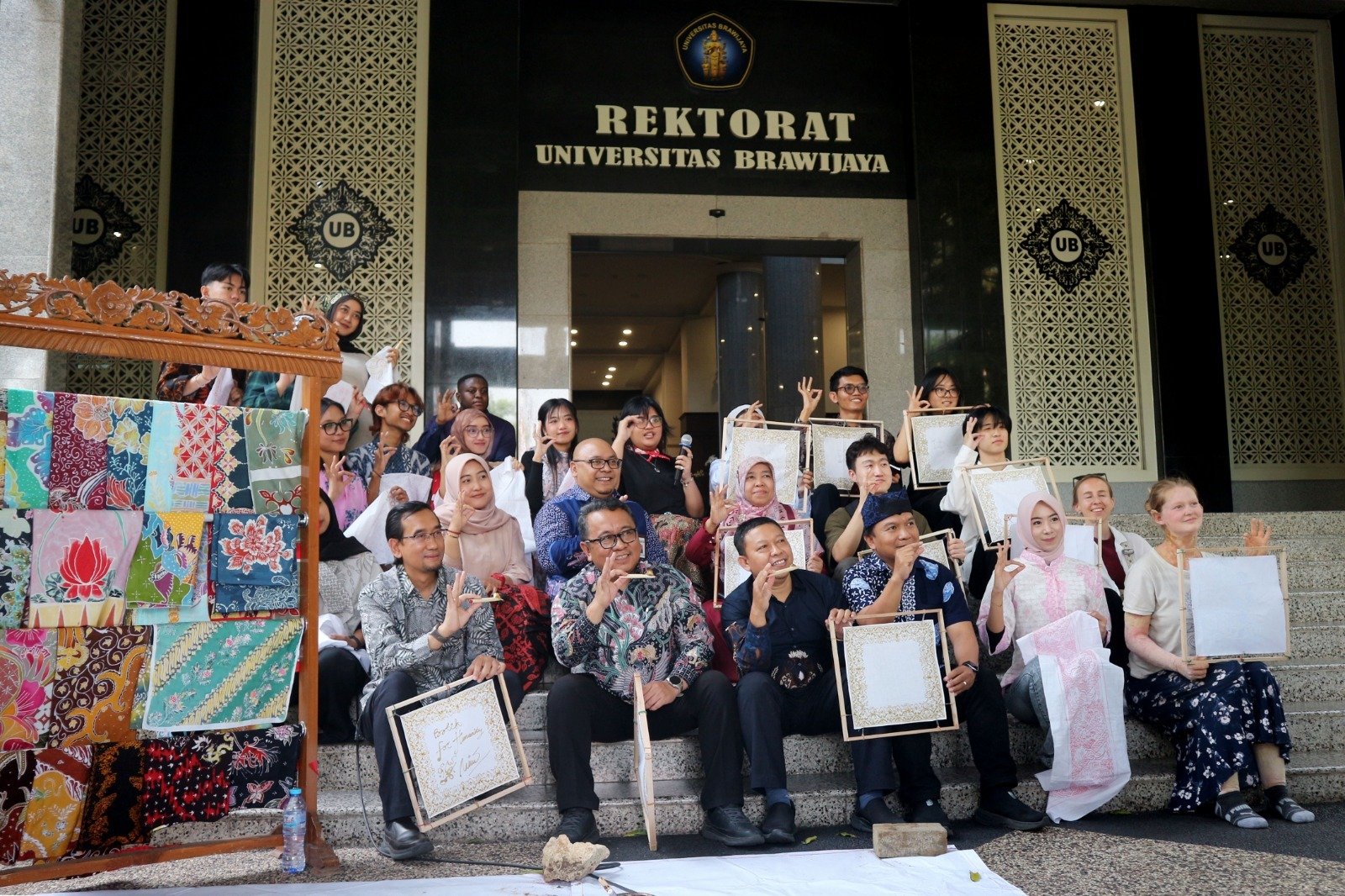 UB Dorong Regenerasi Batik Tulis, Ratusan Mahasiswa Belajar Membatik di Hari Batik Nasional
