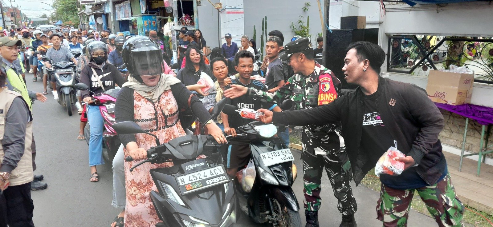 Jumat Berkah di Bumiayu, Babinsa dan Pemuda Turun Langsung Berbagi Makanan
