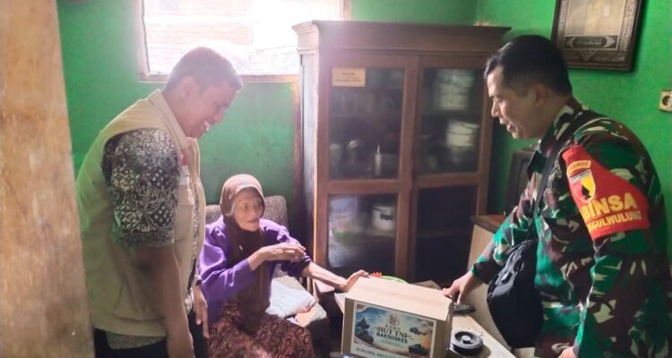 Sambut HUT ke-81 TNI, Babinsa Tunggulwulung Berbagi Sembako untuk Veteran dan Warga Kurang Mampu
