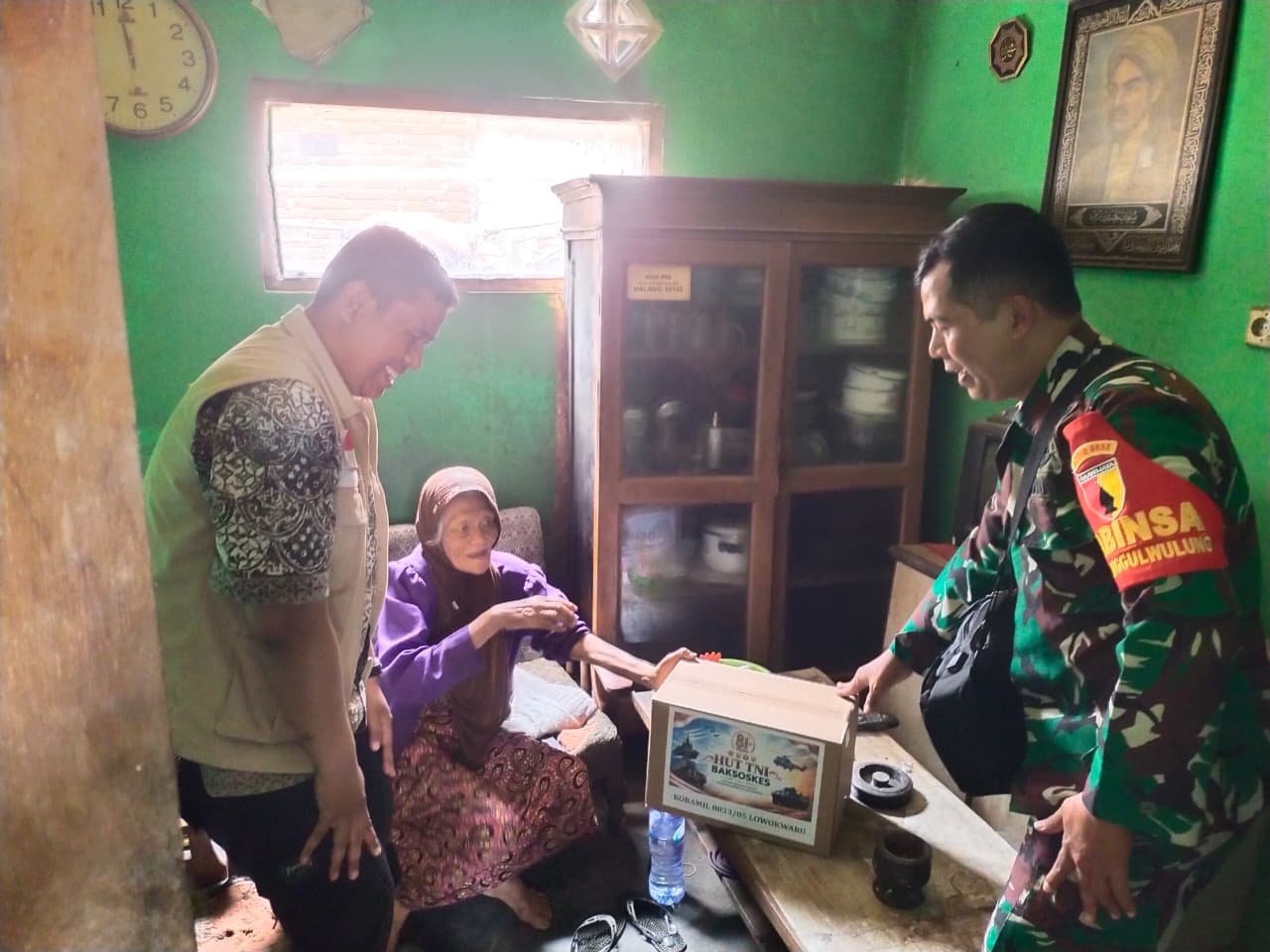 Sambut HUT ke-81 TNI, Babinsa Tunggulwulung Berbagi Sembako untuk Veteran dan Warga Kurang Mampu