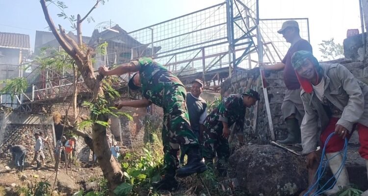 IMG-20261005-WA0035 Koramil Klojen dan Warga Gotong Royong Bangun Jembatan Perintis Garuda di Oro-Oro Dowo