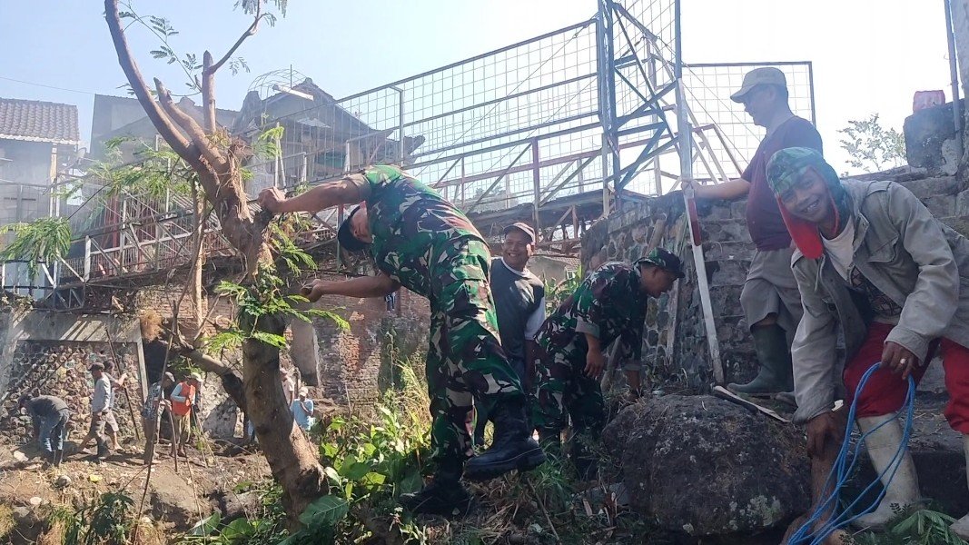 Koramil Klojen dan Warga Gotong Royong Bangun Jembatan Perintis Garuda di Oro-Oro Dowo
