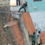 Angkut Material Manual, Koramil Klojen Kebut Pondasi Jembatan Perintis Garuda